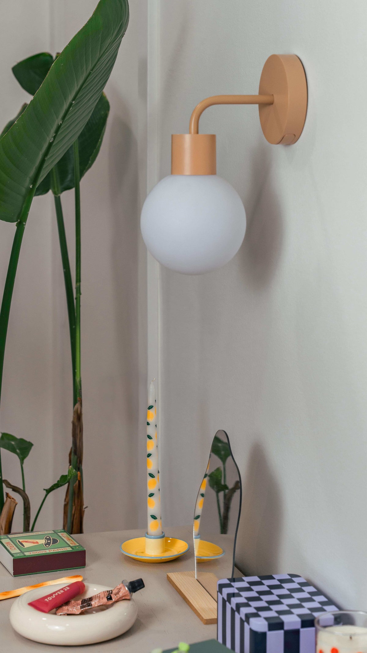 FOTO DE PRUEBA - Aplique en pared blanca con mesa auxiliar